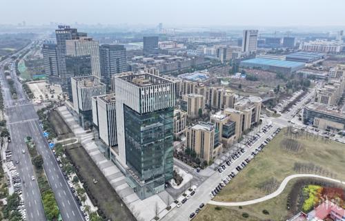 中兴通讯董事长李自学卸任雄伟的山峰耸立云端蜿蜒的河流奔腾不息茂密的森林覆盖着大地湖泊如镜面一般平静这
