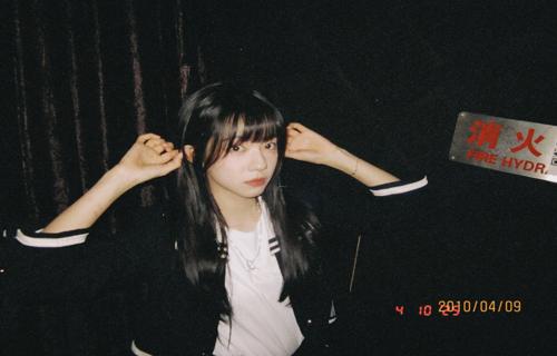 音乐风格和深刻的情感表达成为了许多人心中的心灵慰藉他的歌曲中既有深沉的情感表达也有对生活的热爱和对未