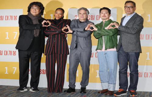 孙千穿白裙清新温柔笑容明媚